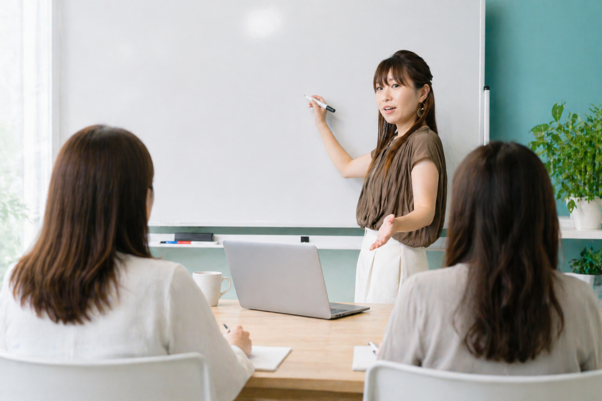 講師として説明する毛利美佳のイメージ