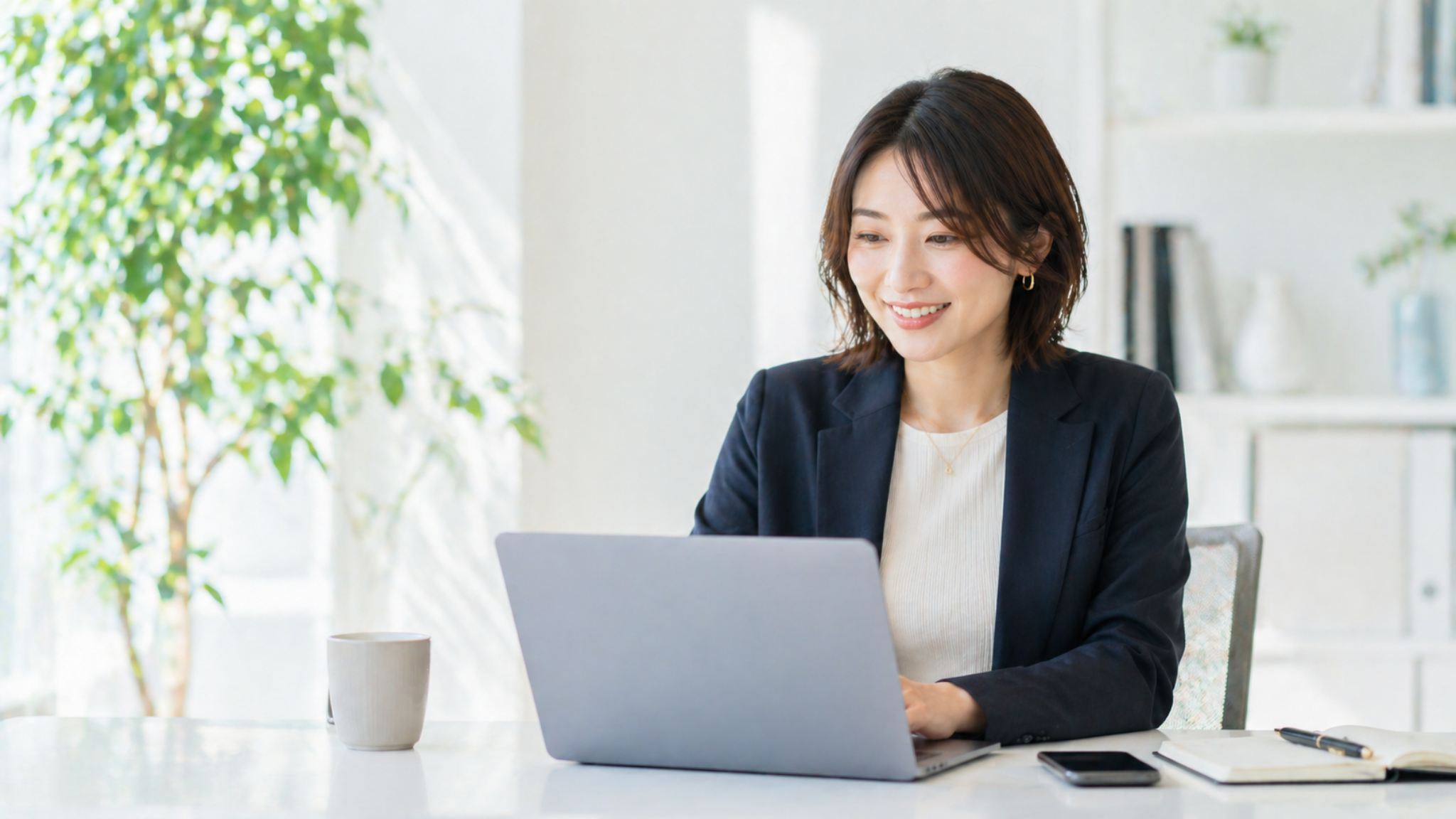 パソコンで作業する講師のイメージ